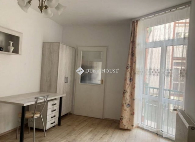 Kiadó téglalakás, albérlet, Pécsett 140 E Ft / hó, 1 szobás