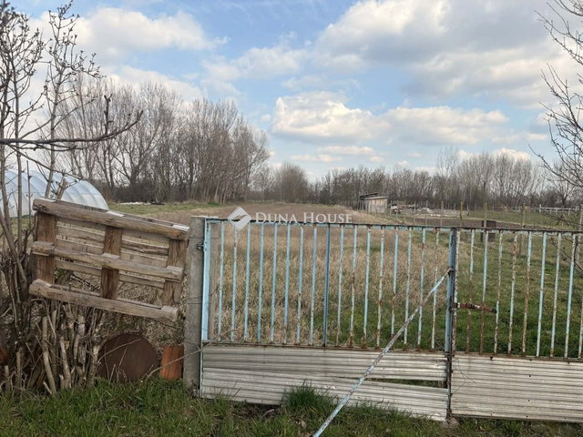Eladó családi ház, Szárföldön 24.9 M Ft, 2 szobás