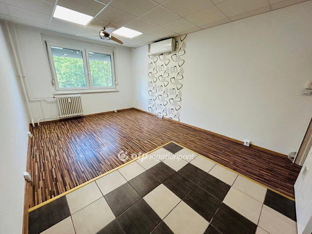 Eladó panellakás, Nyíregyházán 49.99 M Ft, 1+2 szobás