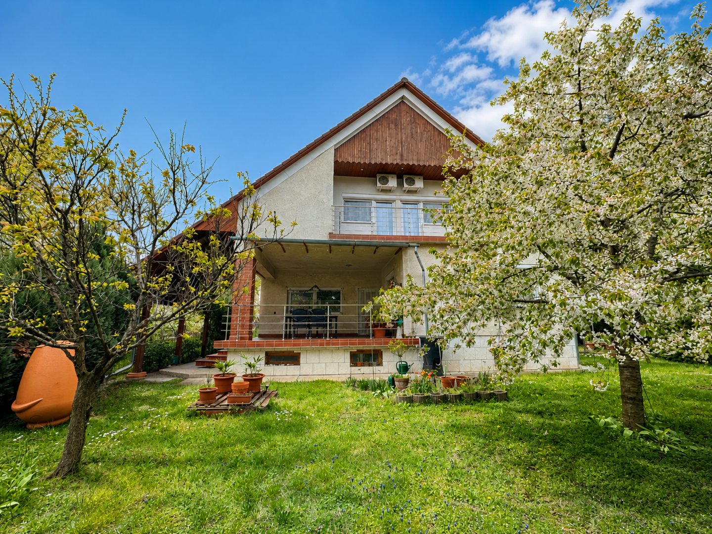 3 bed · 273m² · 249.900.000 ft