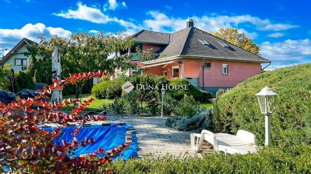 Eladó családi ház, Siófokon 129.9 M Ft, 10 szobás