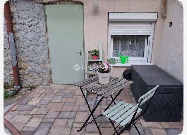 Eladó téglalakás, Pécsett 31.9 M Ft, 2 szobás