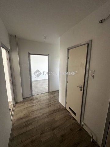 Eladó panellakás, Pécsett 45 M Ft, 3 szobás