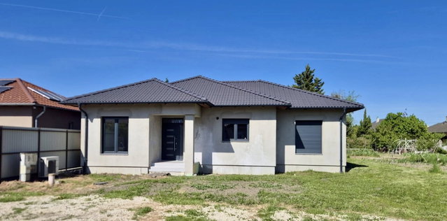 Eladó családi ház, Pápán 120 M Ft, 3 szobás
