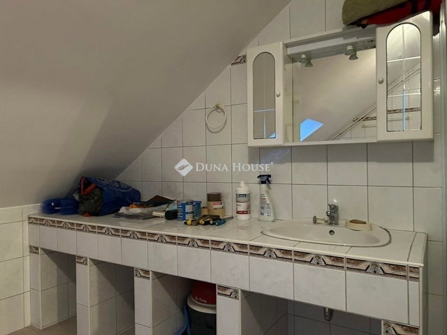 Eladó családi ház, Vecsésen 145 M Ft, 9 szobás