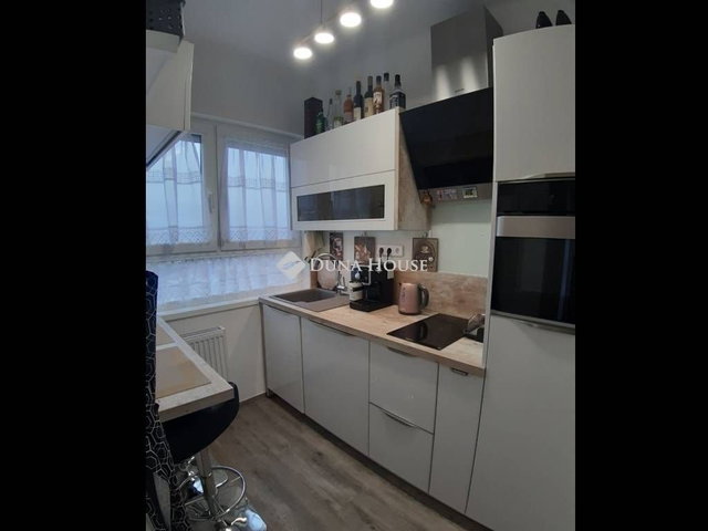 Eladó téglalakás, Pécsett 49 M Ft, 1 szobás