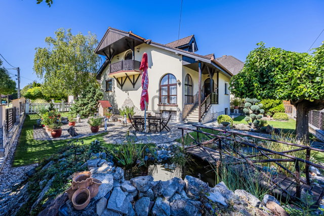 Eladó családi ház, Siófokon 245.9 M Ft, 10 szobás