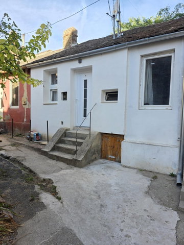 Eladó téglalakás, Pécsett 17.99 M Ft, 1 szobás