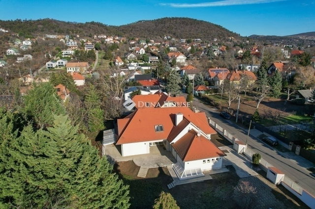 Eladó családi ház, Budaörsön 350 M Ft, 10 szobás