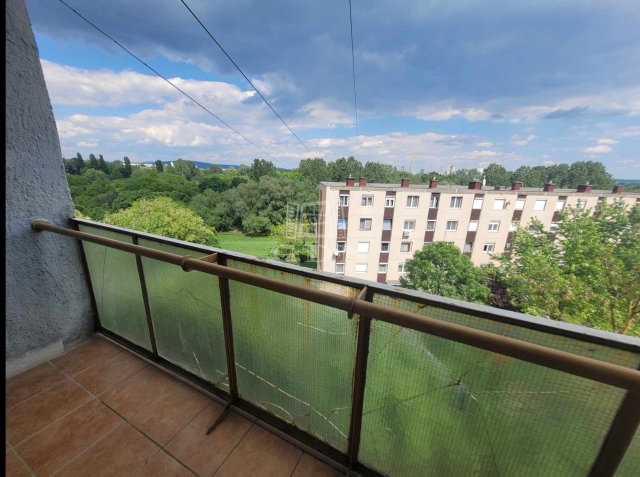 Eladó téglalakás, Pétfürdőn 31 M Ft, 2 szobás