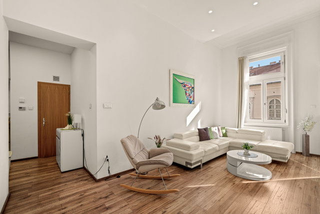 Eladó téglalakás, Budapesten, V. kerületben, Október 6. utcában