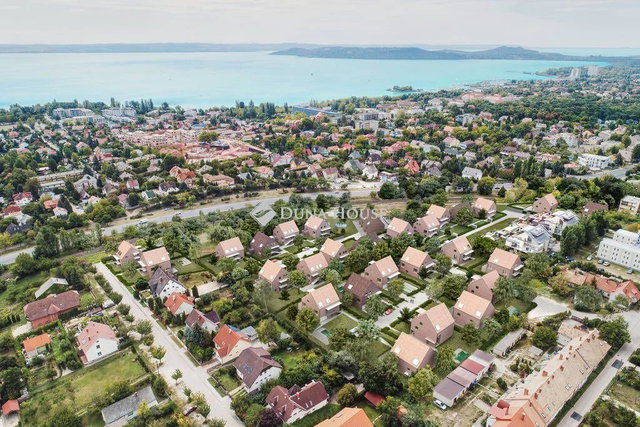 Eladó ikerház, Balatonfüreden 264.119 M Ft, 6 szobás