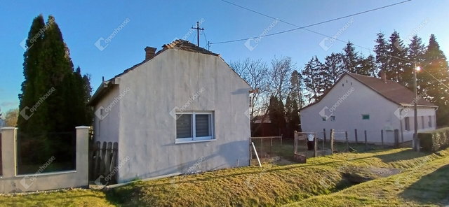 Eladó családi ház, Nován 15.99 M Ft, 2 szobás