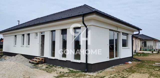 Eladó családi ház, Veszprémben 57.855 M Ft, 1+3 szobás