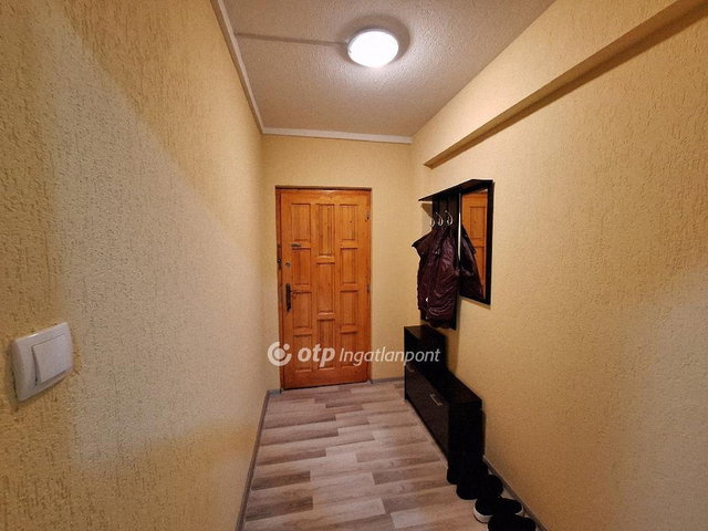 Eladó panellakás, Mezőhegyesen 18.5 M Ft, 1+2 szobás