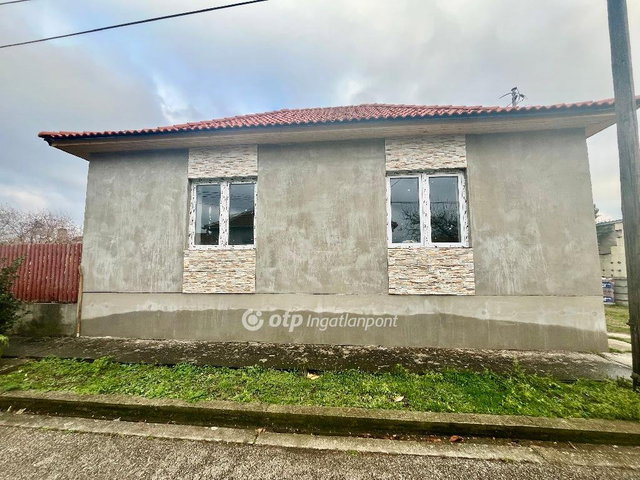 Eladó családi ház, Szolnokon 58.99 M Ft, 3 szobás