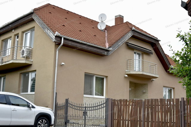 Eladó családi ház, Tatabányán 200 M Ft, 7 szobás