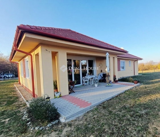 Eladó családi ház, Dunabogdányban 129.9 M Ft, 3 szobás