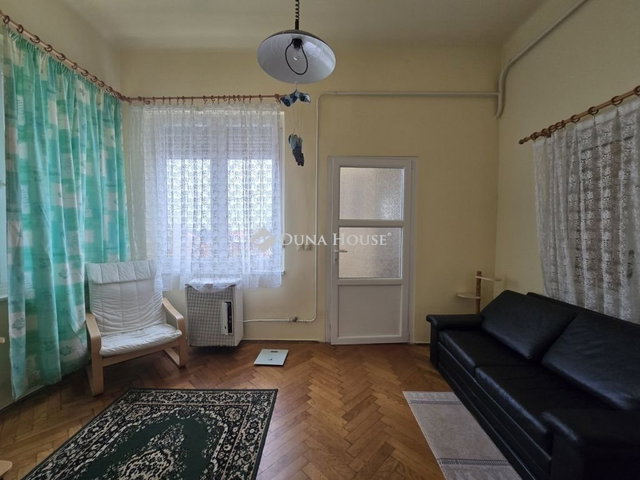 Eladó családi ház, Pécsett 119.9 M Ft, 6 szobás