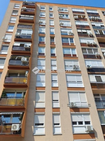 Eladó panellakás, Pécsett 39.9 M Ft, 3 szobás