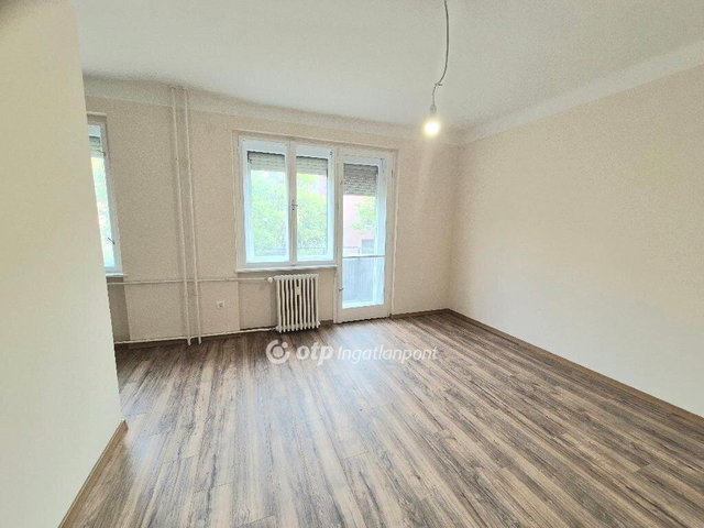 Eladó téglalakás, Dunaújvárosban 38 M Ft, 1+1 szobás