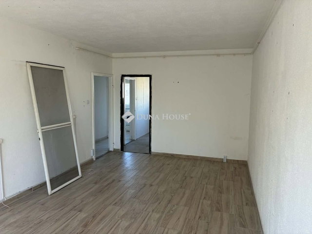 Eladó panellakás, Kecskeméten 39.9 M Ft, 2 szobás
