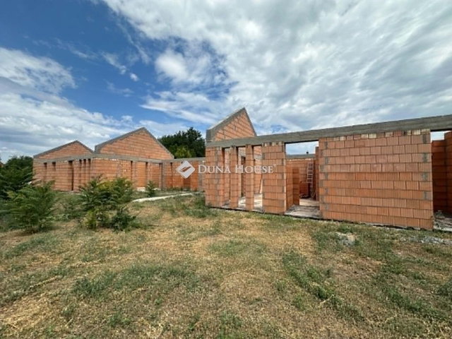 Eladó ikerház, Nyáregyházán 72.5 M Ft, 4 szobás
