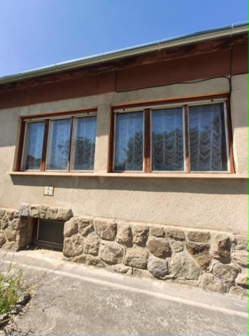 Eladó családi ház, Pécsett 0.05 M Ft, 4 szobás