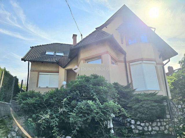 Eladó családi ház, Pécsett 169.9 M Ft, 6 szobás