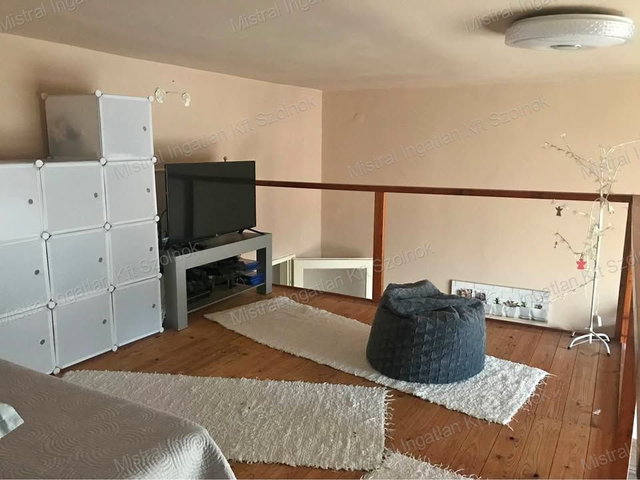 Eladó téglalakás, Szolnokon 31 M Ft, 1 szobás