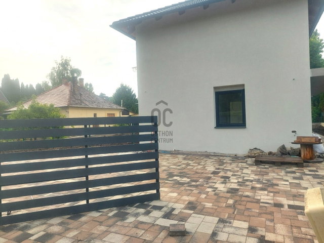 Eladó téglalakás, Siófokon 76.4 M Ft, 3 szobás