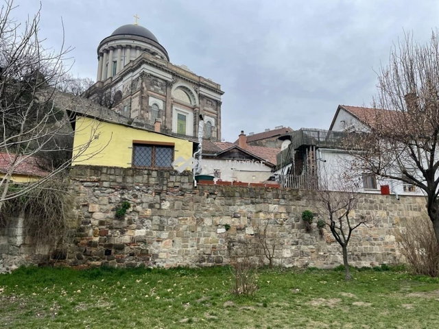 Eladó családi ház, Esztergomban 198.499 M Ft, 8 szobás