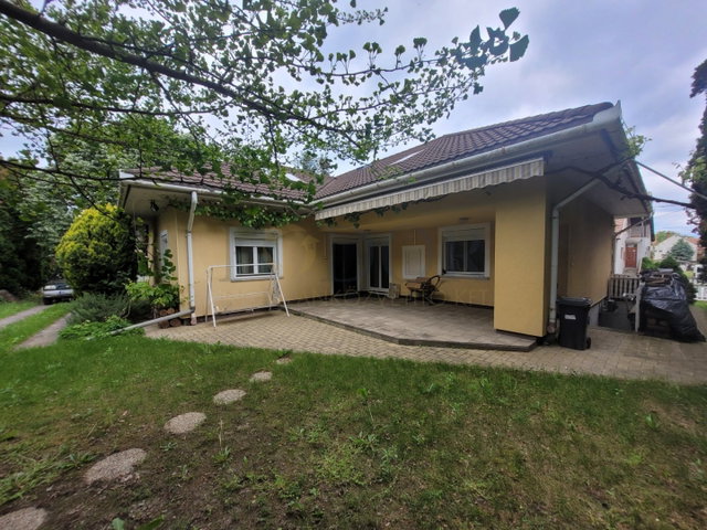 Eladó családi ház, Dányon 139.9 M Ft, 7 szobás