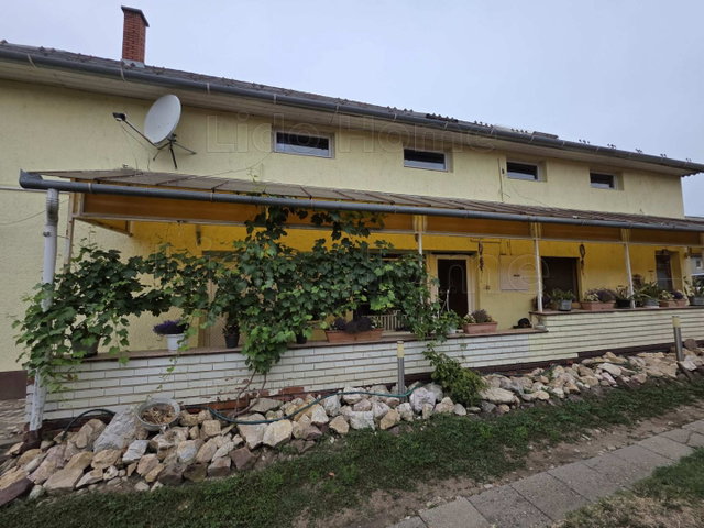 Eladó családi ház, Balatonbogláron 129.9 M Ft, 11 szobás