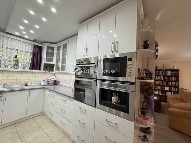 Eladó családi ház, Szigetszentmiklóson 249.9 M Ft, 4 szobás