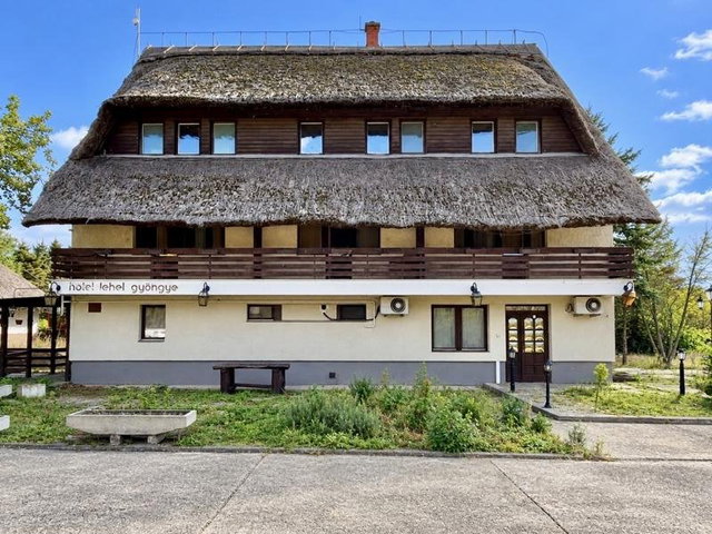 Eladó hotel, Jászberényben 150 M Ft, 15 szobás