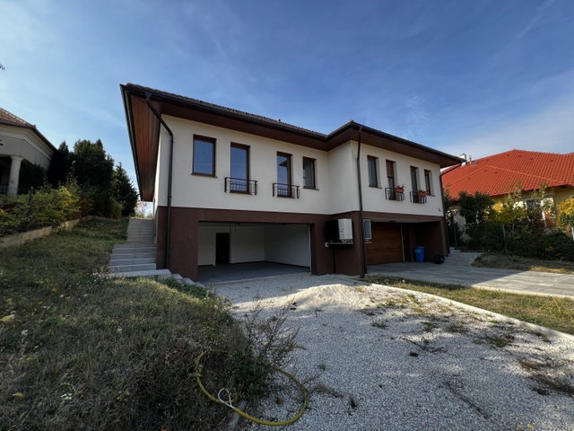 Eladó ikerház, Veszprémben 169 M Ft, 3+2 szobás