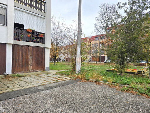 Eladó garázs, Pécsett, Ércbányász utcában 8.5 M Ft