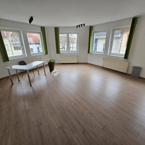 Kiadó iroda, Kecskeméten, Vörösmarty utcában 133 E Ft / hó