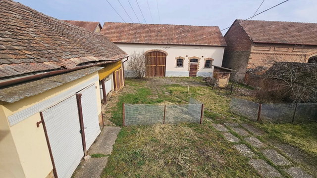 Eladó családi ház, Komlón 34.99 M Ft, 4 szobás