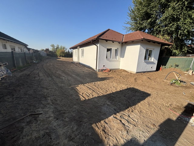 Eladó családi ház, Csörögön 102 M Ft, 4 szobás