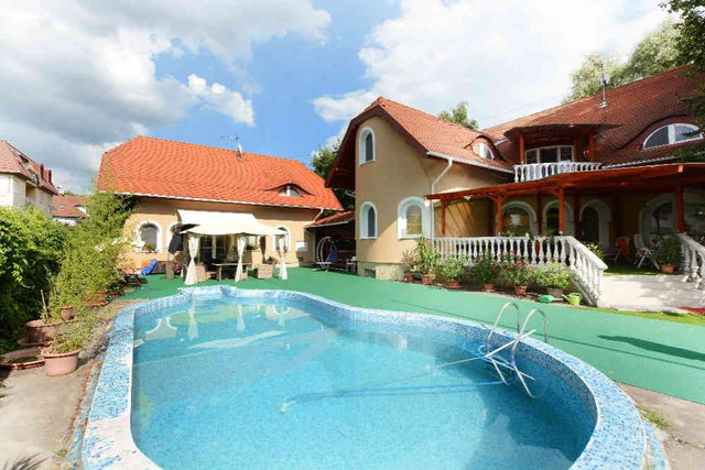 Eladó családi ház, Debrecenben 550 M Ft, 9 szobás