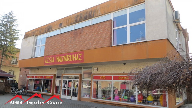 Eladó üzlethelyiség, Sarkadon, Árpád Fejedelem téren 150 M Ft