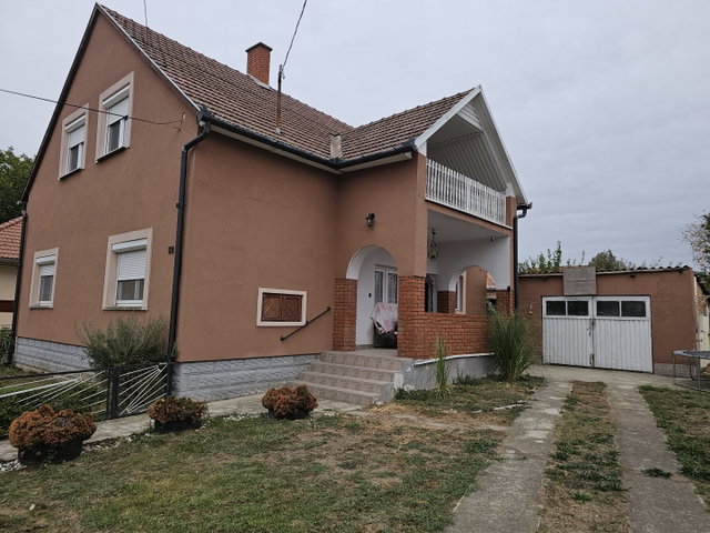 Eladó családi ház, Dombóváron 39.9 M Ft, 4 szobás