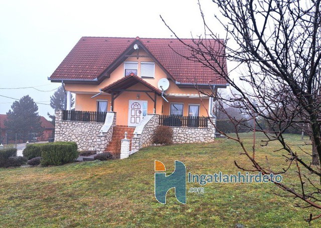 Eladó családi ház, Rezin 109.5 M Ft, 5 szobás