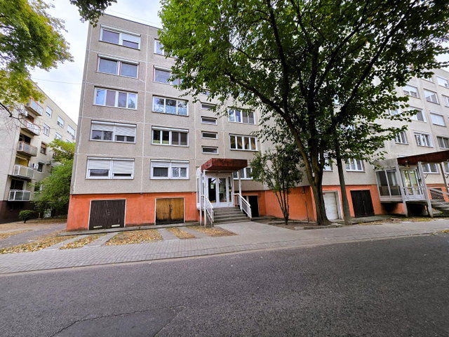 Eladó panellakás, Kiskunhalason 34.9 M Ft, 2+1 szobás