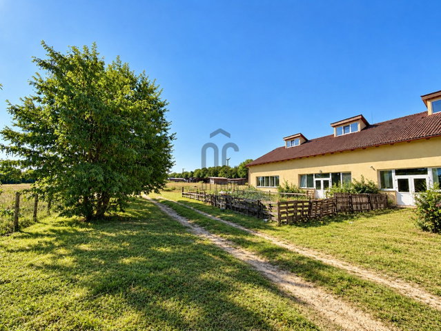 Eladó ipari ingatlan, Jászberényben 260 M Ft