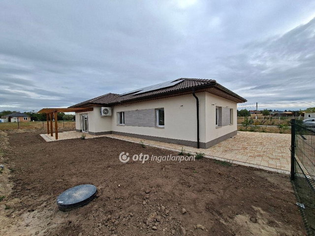 Eladó családi ház, Kulcson 85 M Ft, 4 szobás
