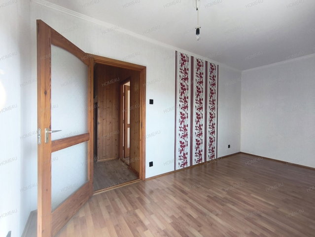 Eladó panellakás, Szolnokon 39.9 M Ft, 3 szobás