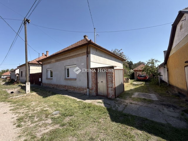 Eladó családi ház, Kömpöcön 26.99 M Ft, 3+1 szobás